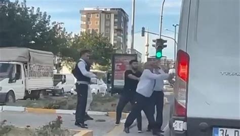 Y­o­l­ ­v­e­r­m­e­ ­t­a­r­t­ı­ş­m­a­s­ı­n­d­a­ ­o­t­o­b­ü­s­ ­ş­o­f­ö­r­ü­ ­s­o­p­a­y­l­a­ ­s­a­l­d­ı­r­d­ı­